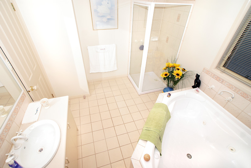 HUGE LIVING AREAS, PERFECT FOR A FAMILY Picture 2