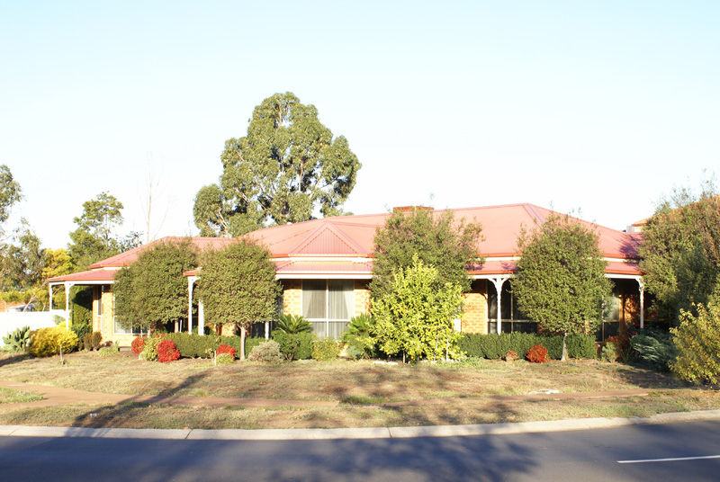 HUGE LIVING AREAS, PERFECT FOR A FAMILY Picture 1
