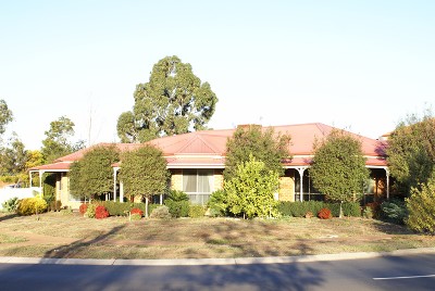 HUGE LIVING AREAS, PERFECT FOR A FAMILY Picture