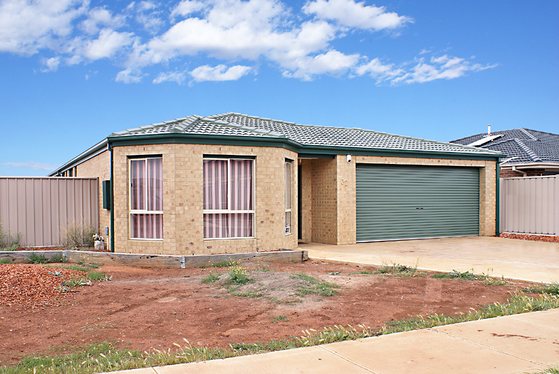 STUNNING HOME, HUGE BLOCK Picture 1