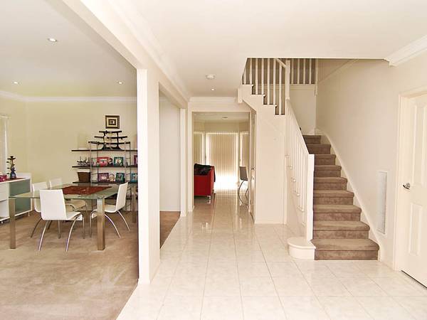 GEORGEOUS FAMILY SETTINGS Picture