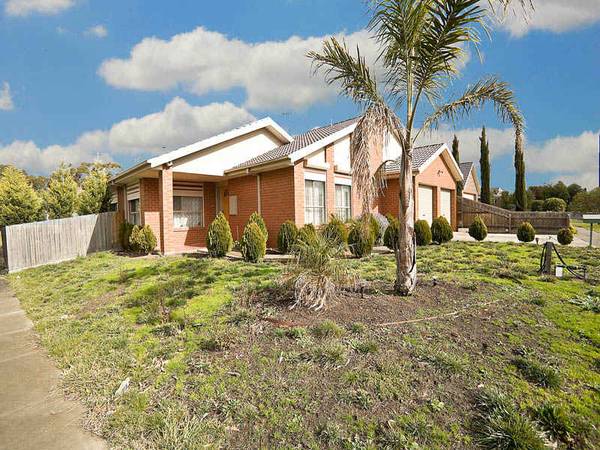 SPACIOUS ENTERTAINER ON THE LAKE Picture