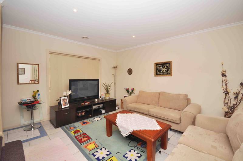 STROLL TO IT ALL... Picture 2