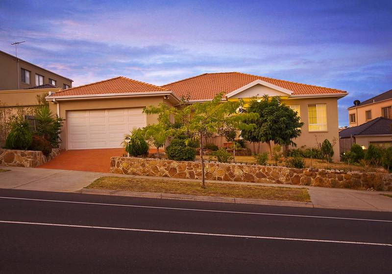 YOUR ENTRY TO GREENVALE! Picture 1