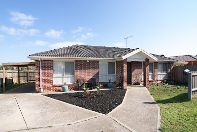 AFFORDABLE 1ST HOME IN COURT LOCATION! Picture