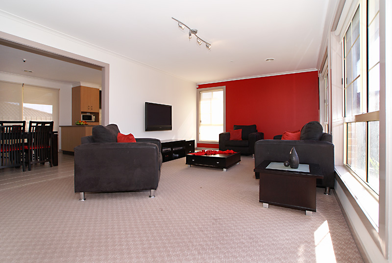 AFFORDABLE 1ST HOME IN COURT LOCATION! Picture 2