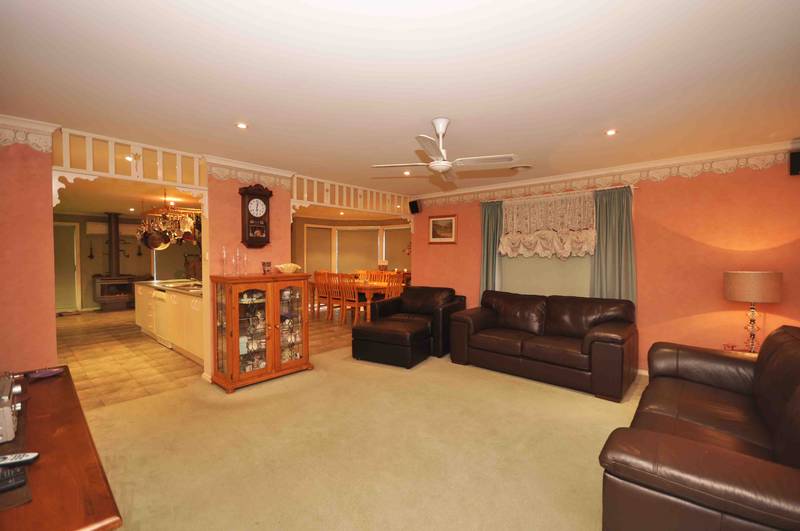 RESORT LIKE RESIDENCE WITH LOCATION TO MATCH Picture 3