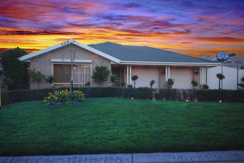 RESORT LIKE RESIDENCE WITH LOCATION TO MATCH Picture 1