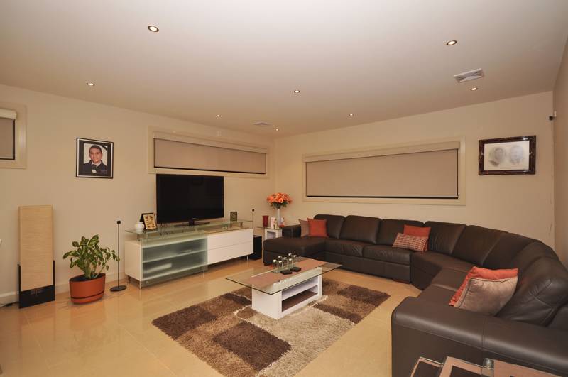 IDEAL FOR 3 FAMILIES Picture 3