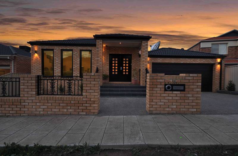 IDEAL FOR 3 FAMILIES Picture 1