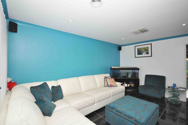 MODERN - SPACIOUS AND LOW MAINTENANCE Picture 3