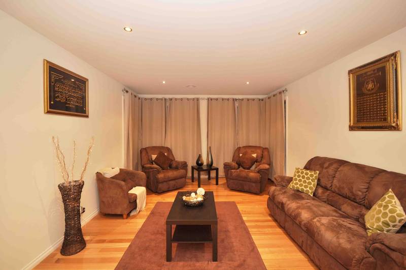 CUTTING EDGE DESIGNER HOME!!! Picture 3