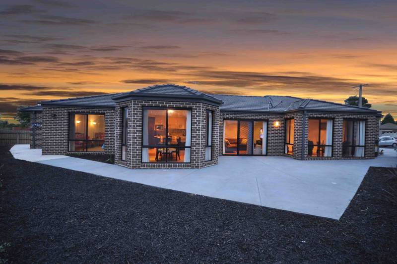 CUTTING EDGE DESIGNER HOME!!! Picture 1