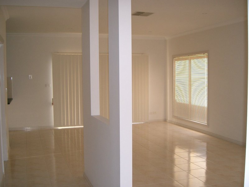 Need room to move, STOP and look at me! Picture 2