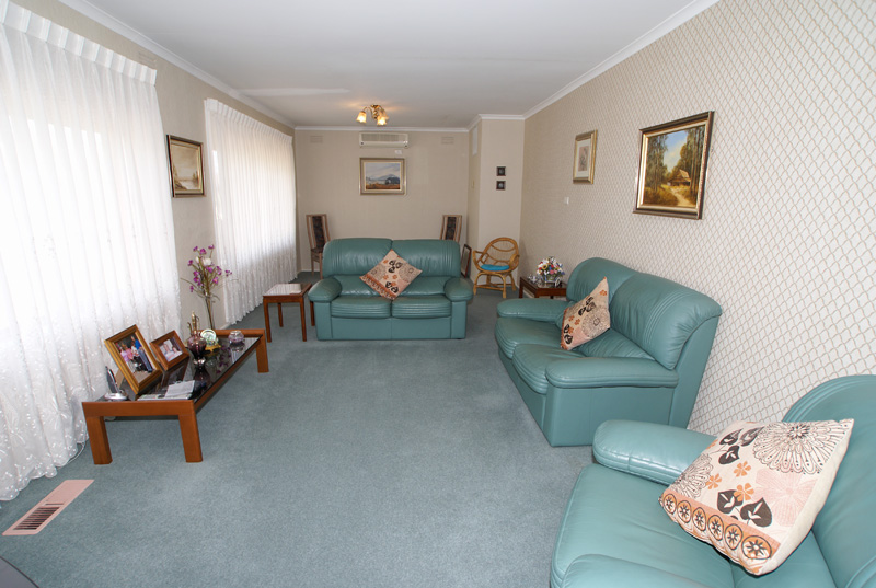 WOW 5 BEDROOMS! Picture 2