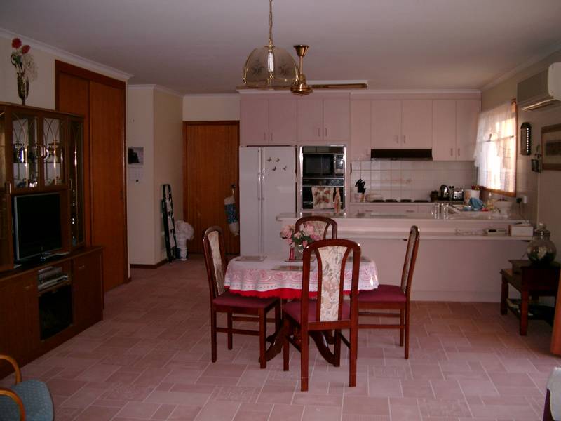 Comfortable 2 BR Home in the Northern Victorian Region. Picture 2