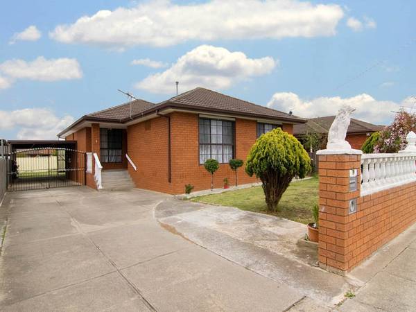 FAMILY HOME WITH POTENTIAL Picture 1