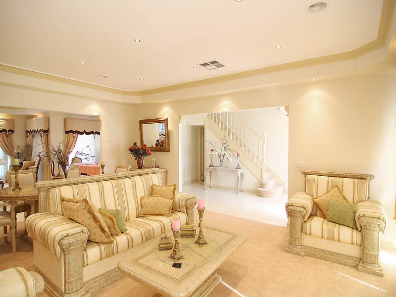 LIVE LIKE A KING Picture 2