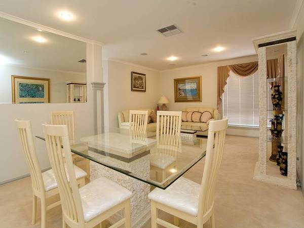 STUNNING AND SPACIOUS Picture 3