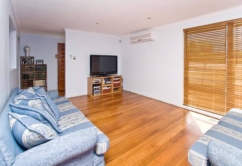 DON'T LOOK TWICE Picture 3