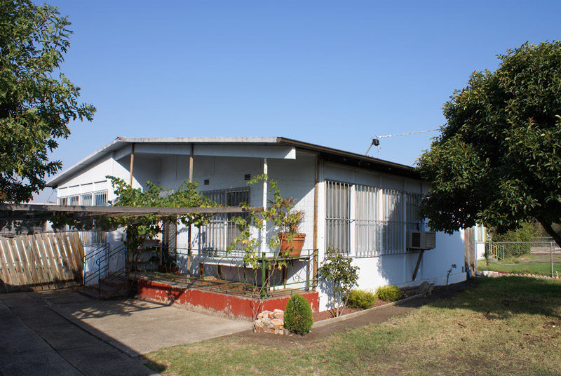 3 BEDROOMS + BUNGALOW Picture 2