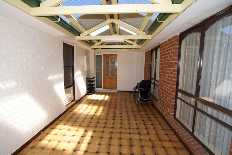 4 BEDROOM HOUSE AND SELF CONTAINED 1 BEDROOM UNIT Picture 2