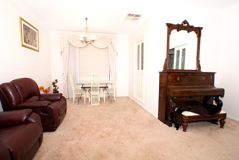 IMMACULATE CONDITION WITH SPACE Picture 3