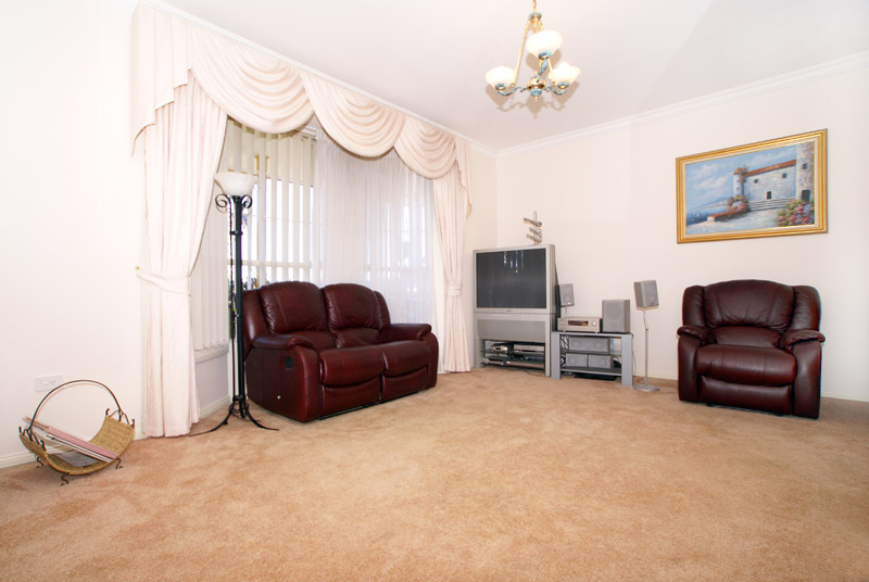 IMMACULATE CONDITION WITH SPACE Picture 2