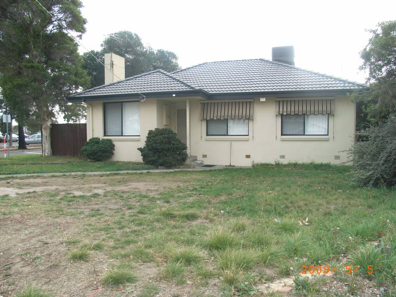 CLOSE TO EVERYTHING BRICK VENEER RENDED HOME Picture 3