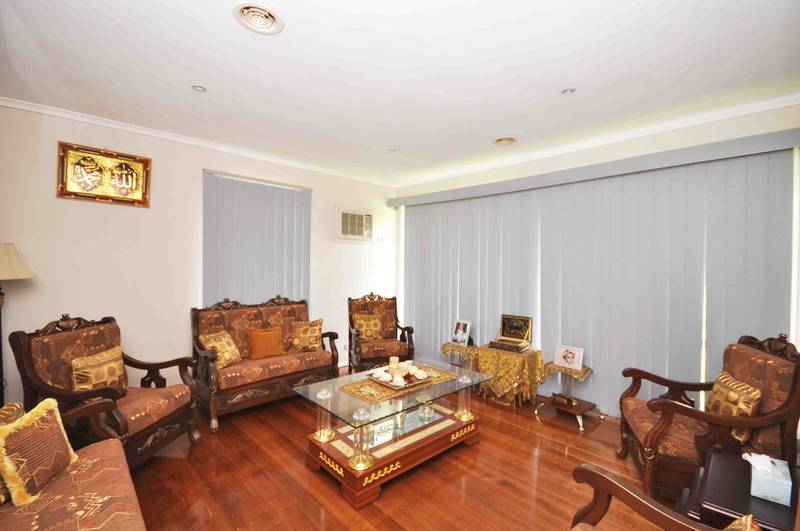 CORNER THE MARKET Picture 2