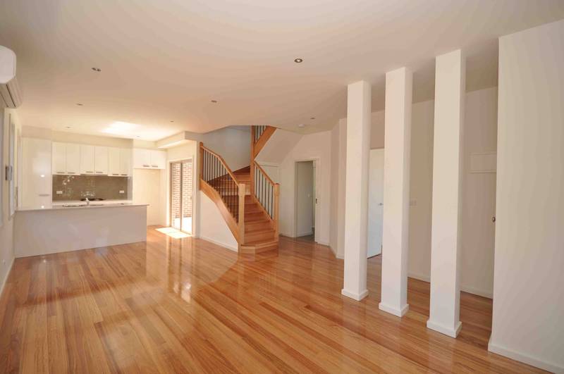 INDEPENDENT TOWNHOME, ONLY METRES AWAY FROM THE HADFIELD VILLAGE. Picture 3