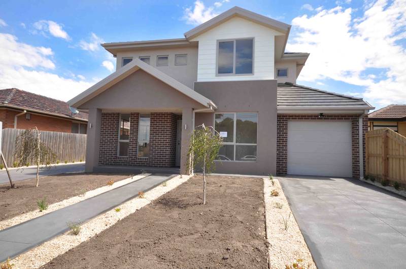 INDEPENDENT TOWNHOME, ONLY METRES AWAY FROM THE HADFIELD VILLAGE. Picture 1