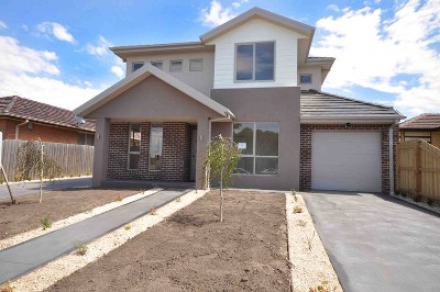 INDEPENDENT TOWNHOME, ONLY METRES AWAY FROM THE HADFIELD VILLAGE. Picture