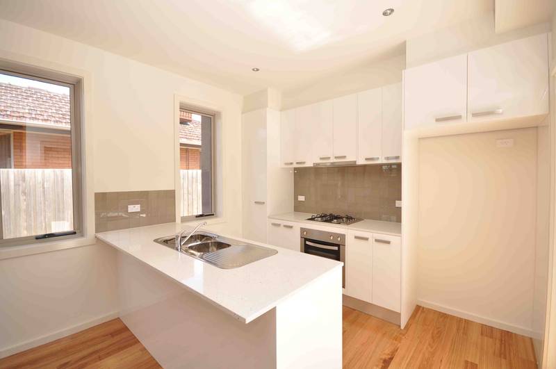 INDEPENDENT TOWNHOME, ONLY METRES AWAY FROM THE HADFIELD VILLAGE. Picture 2