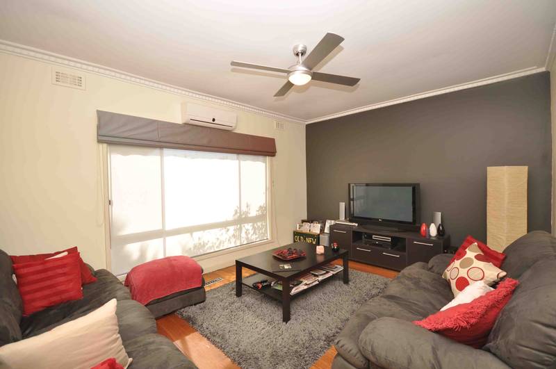 PRIME LOCATION AND MANY OPTIONS Picture 3