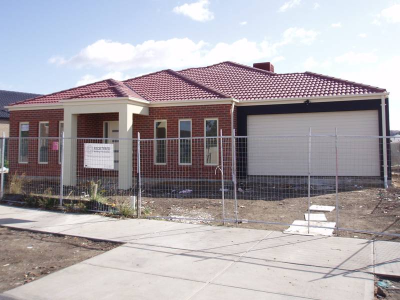 SPACIOUS FOUR BEDROOM HOME Picture 1