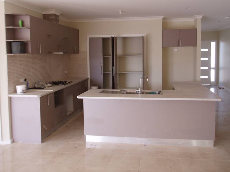 SPACIOUS FOUR BEDROOM HOME Picture 3