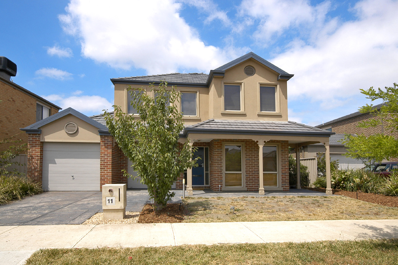 BOLD AND CLASSY Picture 1