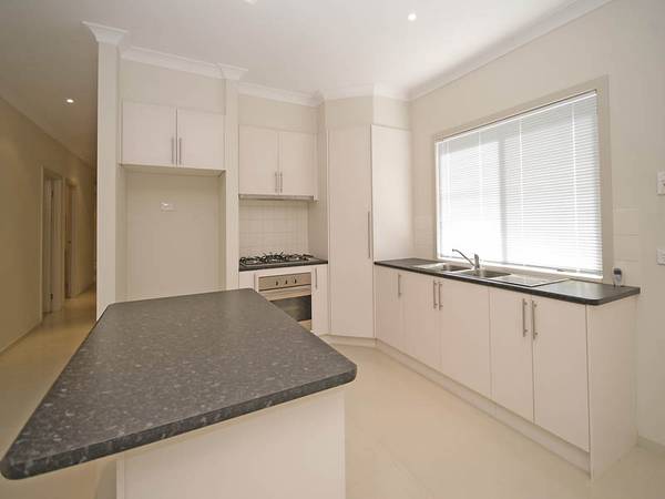 COMTEMPORARY FIRST HOME WITH A GREAT OPEN PLAN LIVING Picture