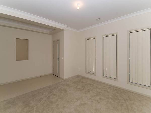 COMTEMPORARY FIRST HOME WITH A GREAT OPEN PLAN LIVING Picture