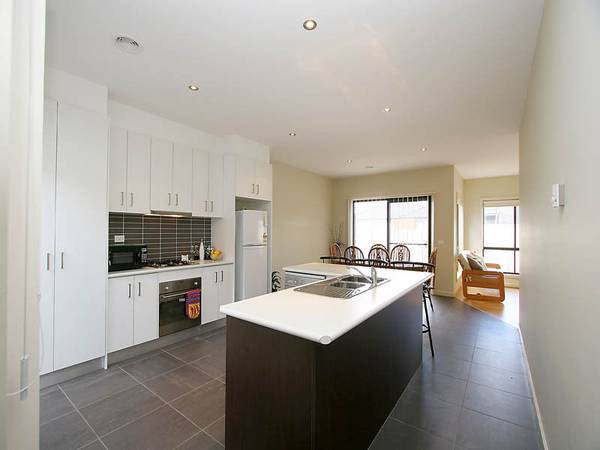 EASY COMTEMPORARY LIVING Picture 3