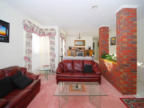 FAMILY HOME IN COURT LOCATION Picture 2