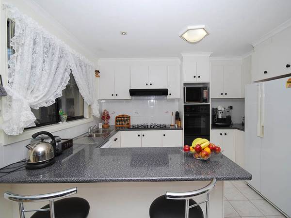 FAMILY HOME IN COURT LOCATION Picture 3