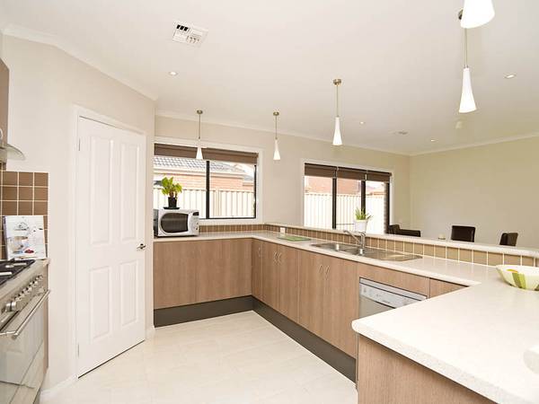 STYLISH SUBURBAN LIVING Picture 2