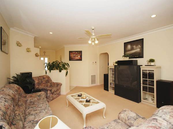 Superb Living In The Bellevue Estate Picture 3