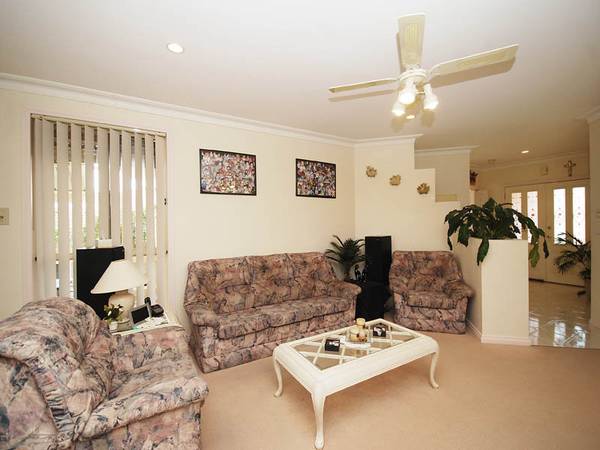 Superb Living In The Bellevue Estate Picture 2