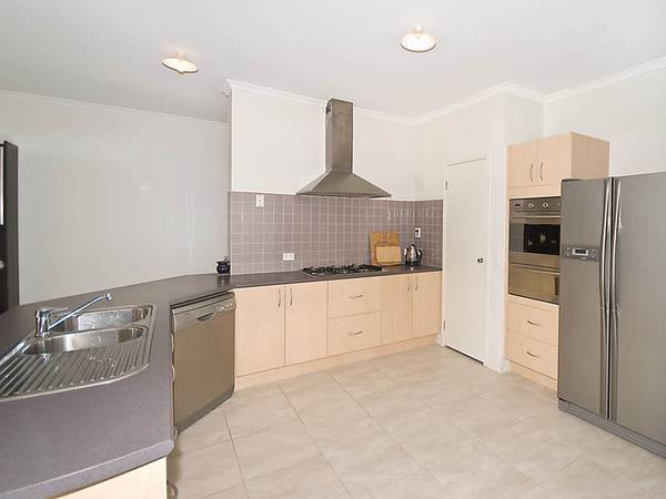 SPACIOUS FAMILY RESIDENCE Picture 3