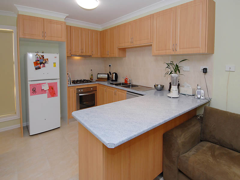 A CONTEMPORARY UNIT WITH QUALITY FITTINGS Picture 2