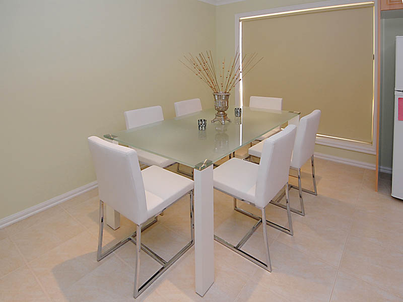 A CONTEMPORARY UNIT WITH QUALITY FITTINGS Picture 3