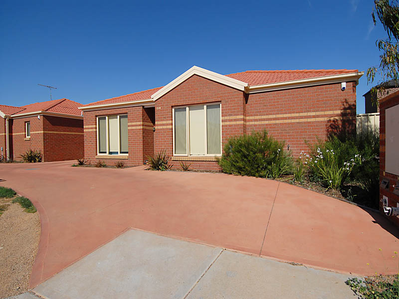 A CONTEMPORARY UNIT WITH QUALITY FITTINGS Picture 1